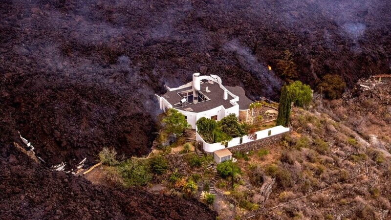 O casă, cruţată în mod miraculos de lava devastatoare a vulcanului de pe insula La Palma VIDEO