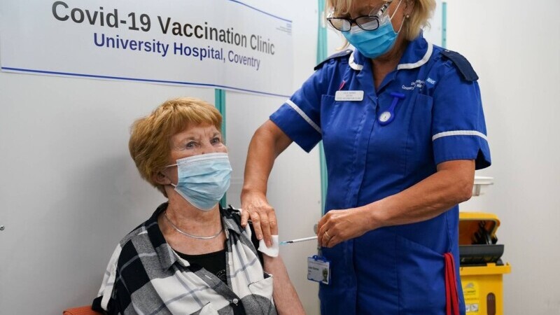 Prima persoană din lume vaccinată anti-Covid cu Pfizer a primit a treia doză