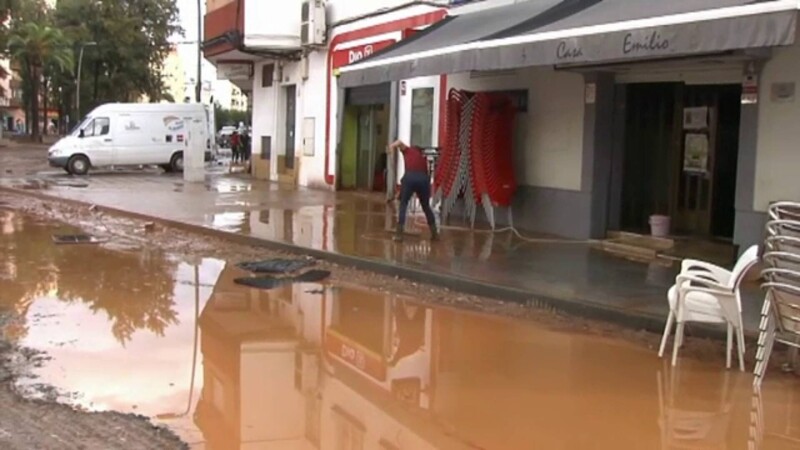Inundațiile au făcut ravagii în Spania. Puhoaiele au mutat mașinile parcate