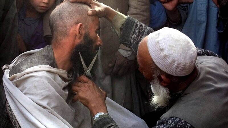 Talibanii au interzis frizerilor afgani să mai radă și să tundă bărbile. ”Nimeni nu are dreptul să se plângă”