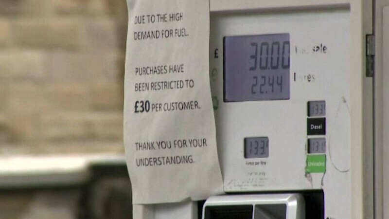 Stocul benzinăriilor din Marea Britanie se epuizează în 24 de ore. Boris Johnson cere oamenilor să cumpere mai puțin