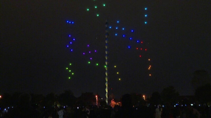 Zeci de drone au creat un spectacol fascinant de lumini la Coloana Infinitului. ”O distribui pe tot globul asta”