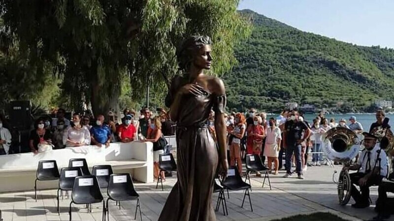 Statuia unei femei îmbrăcate sumar stârneşte polemici în Italia. Politicienii cer demolarea acesteia: ”Este o ofensă”