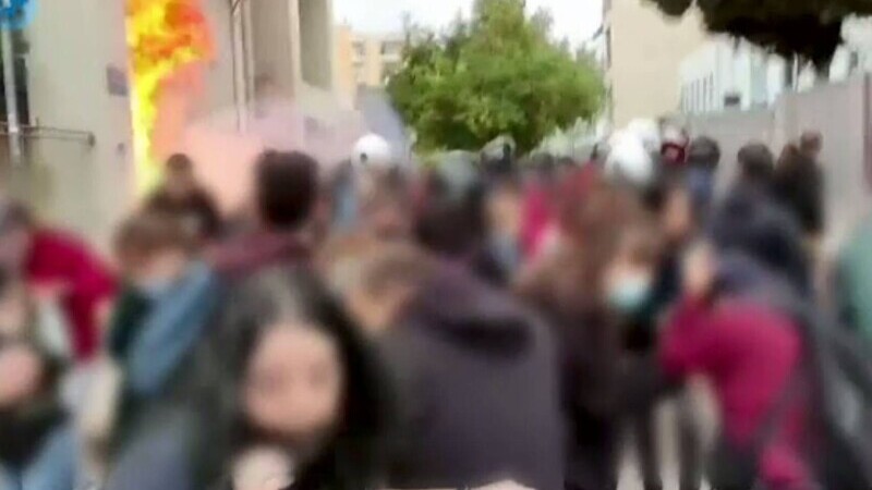 Confruntări cu poliția au avut loc la un liceu din Grecia. Minori neonaziști înarmați, reținuți