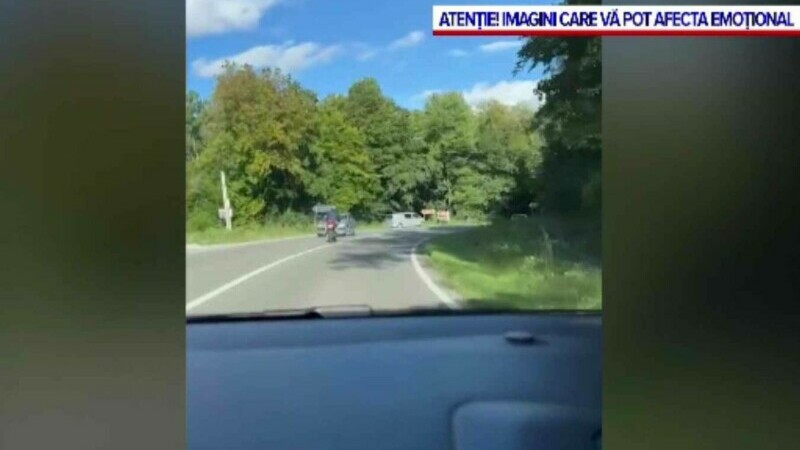 Un motociclist beat s-a izbit de o mașină, în neamț. Diagnosticul pus de medici