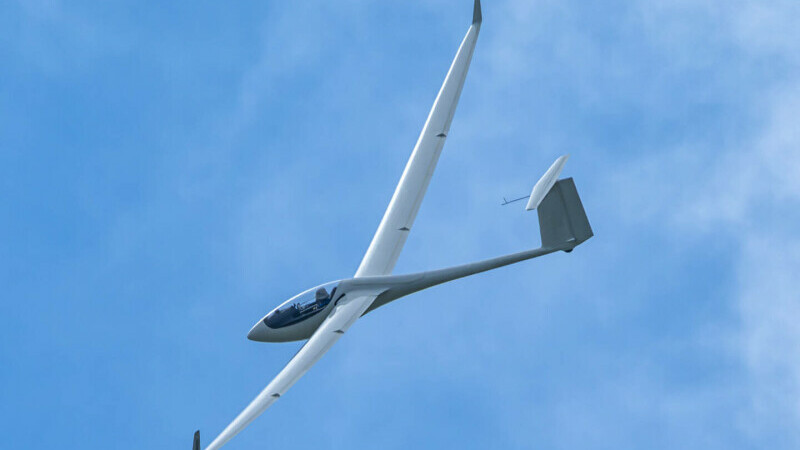 avion propulsat cu motor electric alimentat cu energie generată de hidrogen lichid