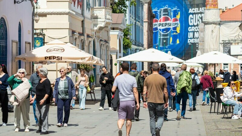 oameni pe strada