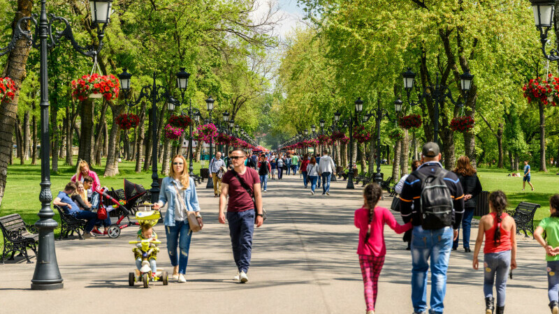 oameni pe strada