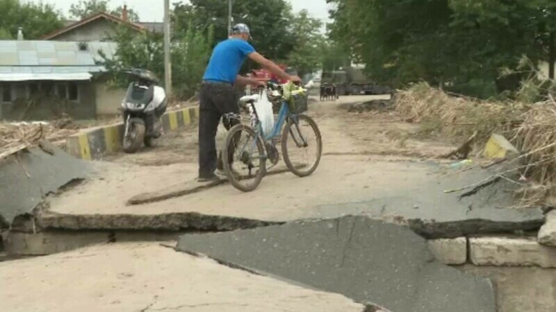 Sinistrații din Galați au început cu greu să-și curețe casele. Localnică: „La găleată car de trei zile, o roabă mă ajută”