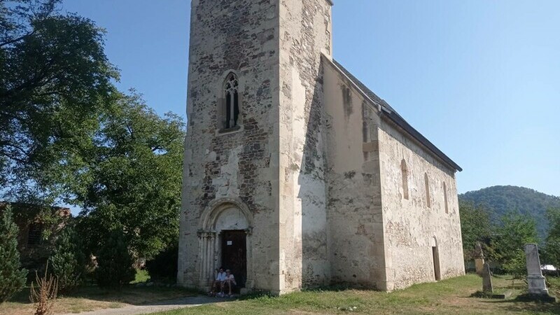 Cea mai veche biserică din România e în Hațeg. În 800 de ani, a adăpostit toate religiile. Ce se găsește în catacombe