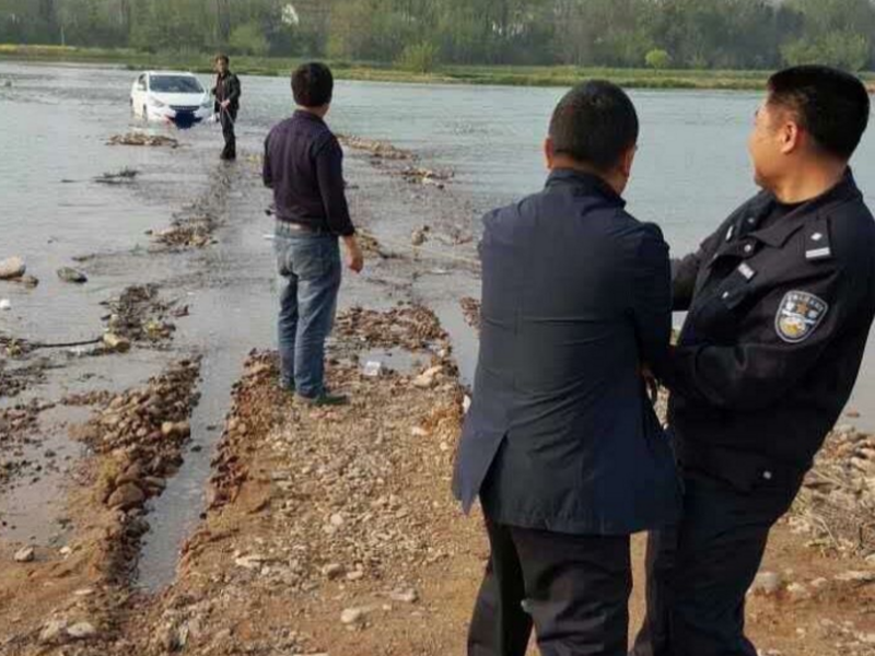 Raspunsul bizar dat de un sofer atunci cand politistii l-au intrebat cum a ajuns cu masina in rau