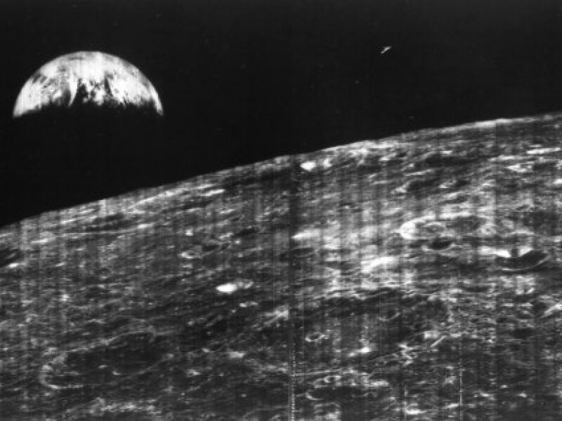 Luna, Pamant, prima fotografie