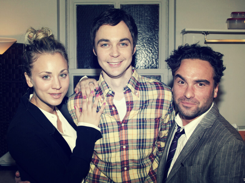 Jim Parsons, Kaley Cuoco şi Johnny Galecki,