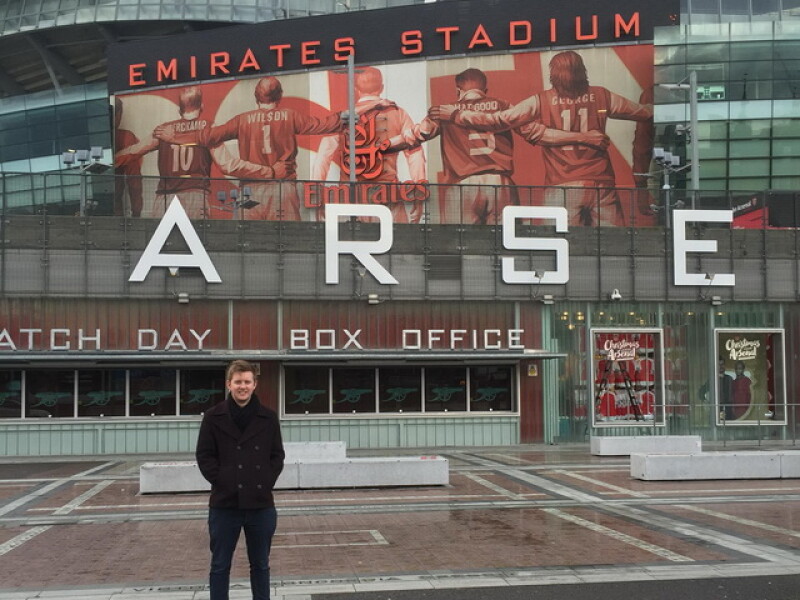 Si-a rugat iubita sa-i faca o poza in fata stadionului lui Arsenal. A izbucnit in ras cand a vazut fotografia si a postat-o pe internet