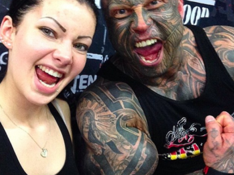Are 130 de kilograme, 40 de tatuaje si o porecla infioratoare: Bestia. Cum arata insa iubita lui
