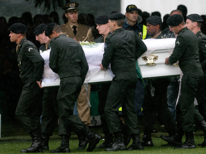 Imagini cutremuratoare. Sute de mii de oameni si-au luat adio de la jucatorii lui Chapecoense, in Brazilia, inainte ca acestia sa fie inmormantati
