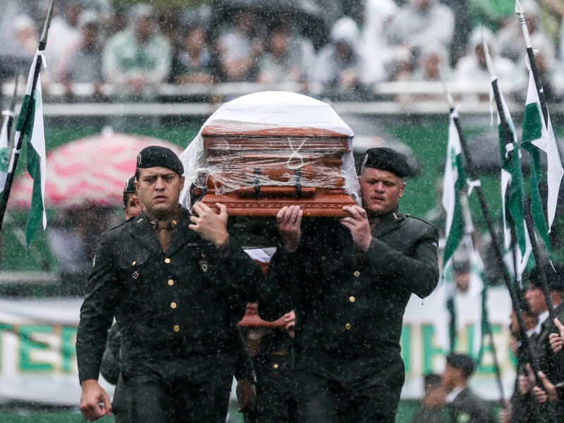 Imagini cutremuratoare. Sute de mii de oameni si-au luat adio de la jucatorii lui Chapecoense, in Brazilia, inainte ca acestia sa fie inmormantati