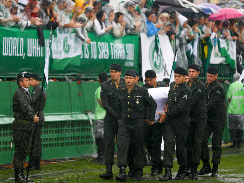 Imagini cutremuratoare. Sute de mii de oameni si-au luat adio de la jucatorii lui Chapecoense, in Brazilia, inainte ca acestia sa fie inmormantati