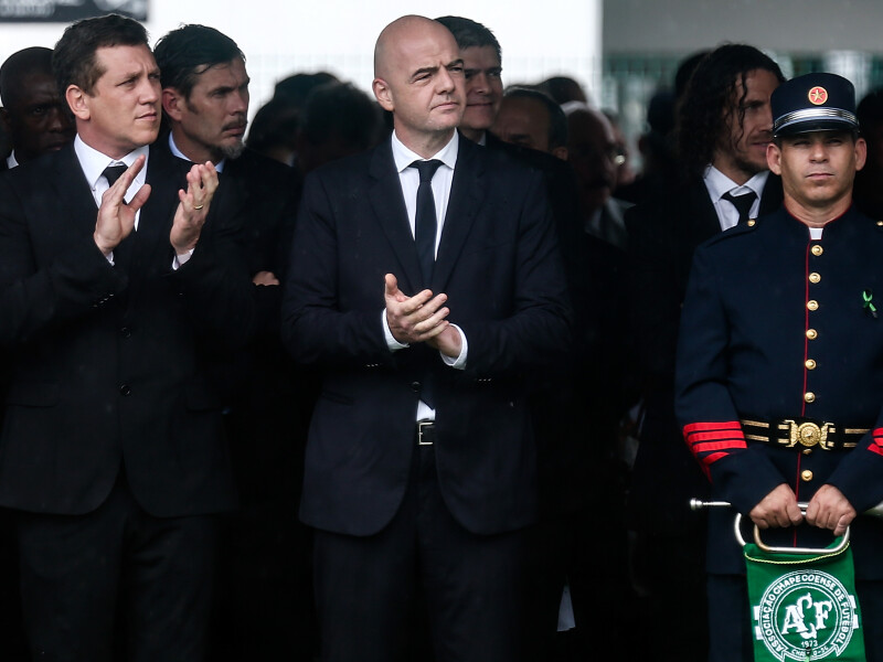 Imagini cutremuratoare. Sute de mii de oameni si-au luat adio de la jucatorii lui Chapecoense, in Brazilia, inainte ca acestia sa fie inmormantati