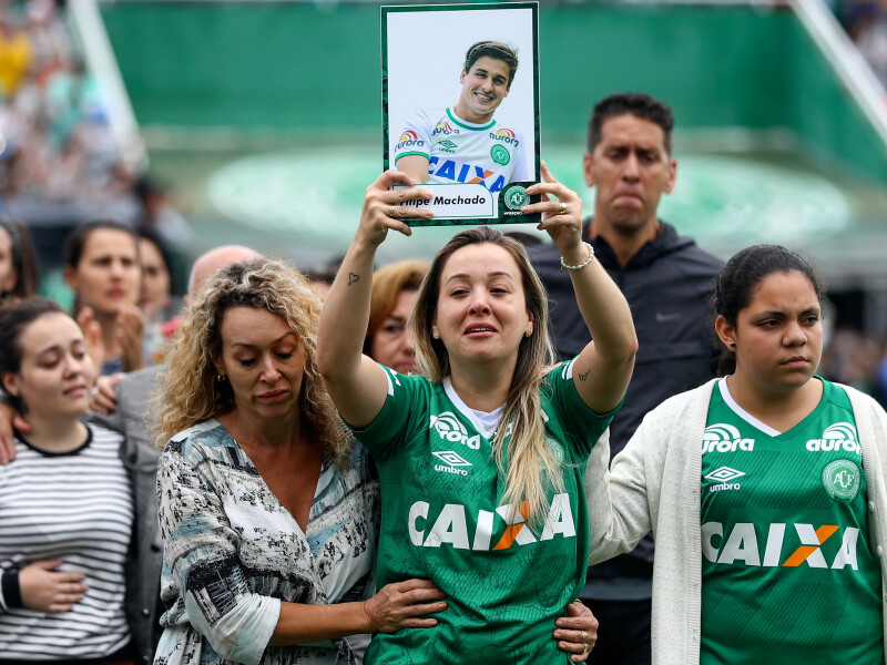 Imagini cutremuratoare. Sute de mii de oameni si-au luat adio de la jucatorii lui Chapecoense, in Brazilia, inainte ca acestia sa fie inmormantati