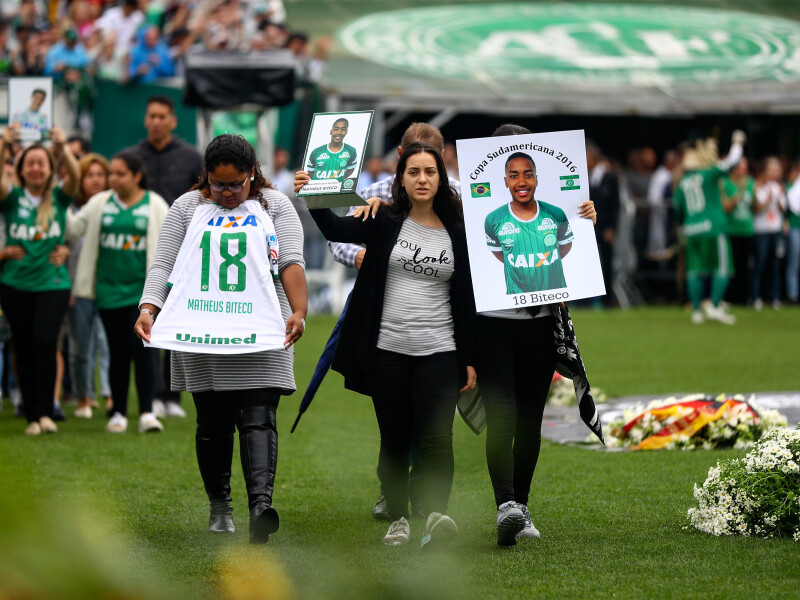 Imagini cutremuratoare. Sute de mii de oameni si-au luat adio de la jucatorii lui Chapecoense, in Brazilia, inainte ca acestia sa fie inmormantati