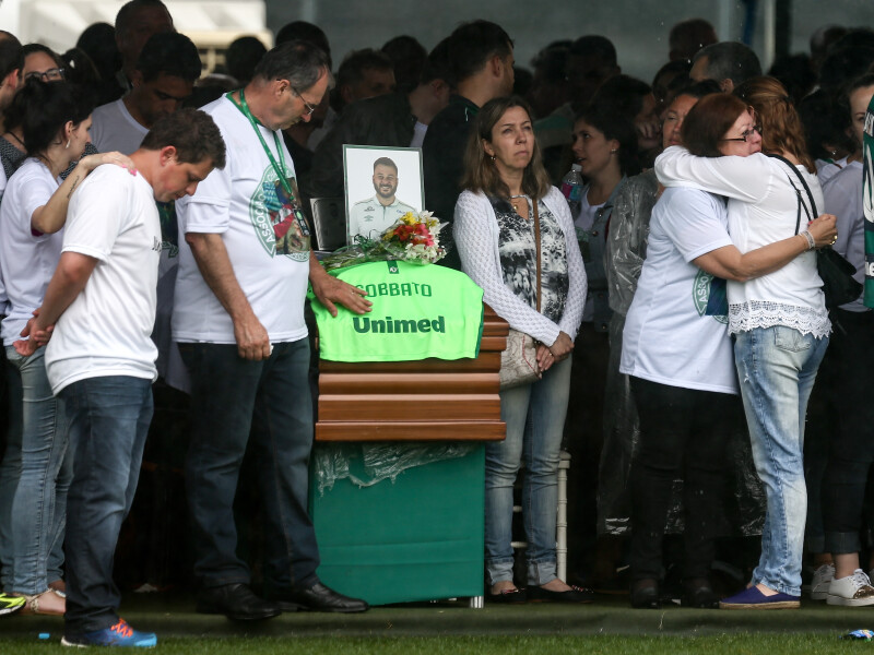 Imagini cutremuratoare. Sute de mii de oameni si-au luat adio de la jucatorii lui Chapecoense, in Brazilia, inainte ca acestia sa fie inmormantati