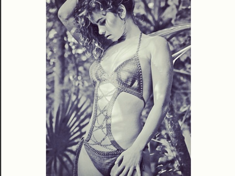 Inna, Facebook, topless