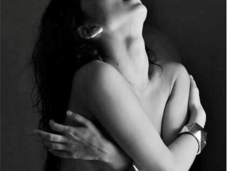 Inna, Facebook, topless