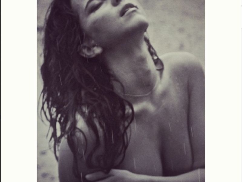 Inna, Facebook, topless