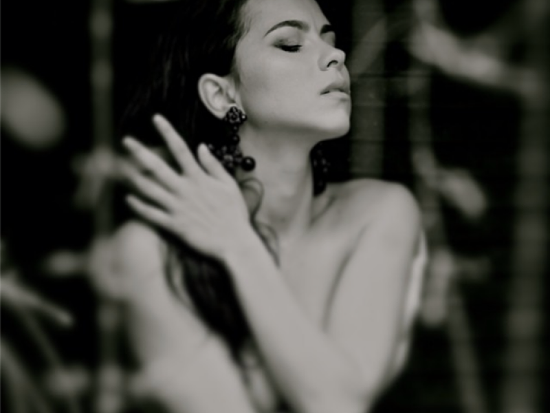 Inna, Facebook, topless