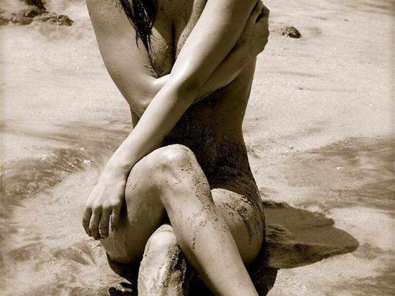 Inna, Facebook, topless