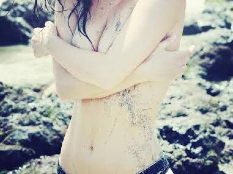 Inna, Facebook, topless