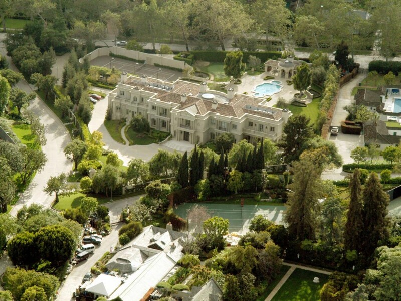 Hugh Hefner a scos la vanzare Playboy Mansion-ul care a vazut atat de multe in ultimele decenii