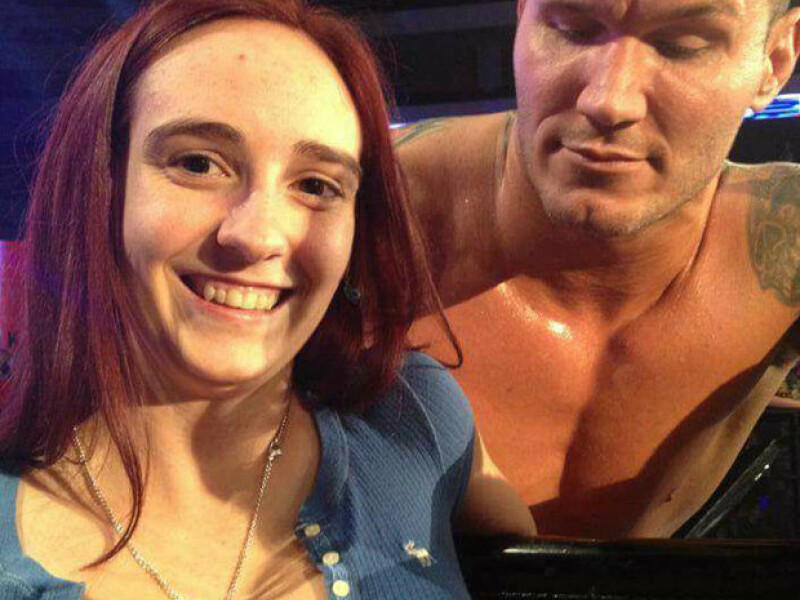 Il mai tii minte pe Randy Orton? A fost surprins intr-un moment jenant langa aceasta femeie! Ce facea