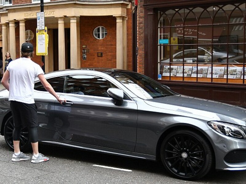 Abia si-a luat permisul de conducere, dar prima lui masina e incredibila. Ce bolid conduce Brooklyn Beckham la doar 17 ani