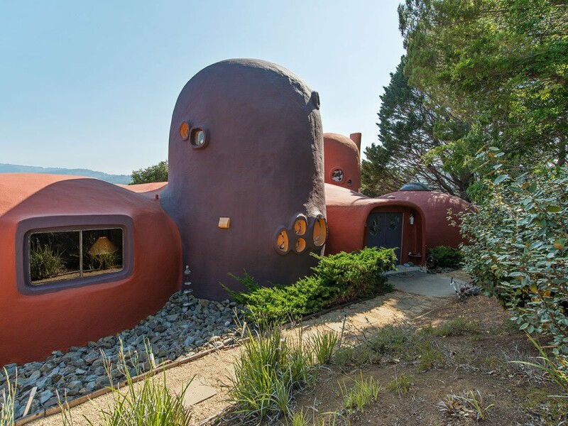 Vila familiei Flinstone a fost reconstruita in California, insa costa o avere! Pentru cati bani poate fi vanduta