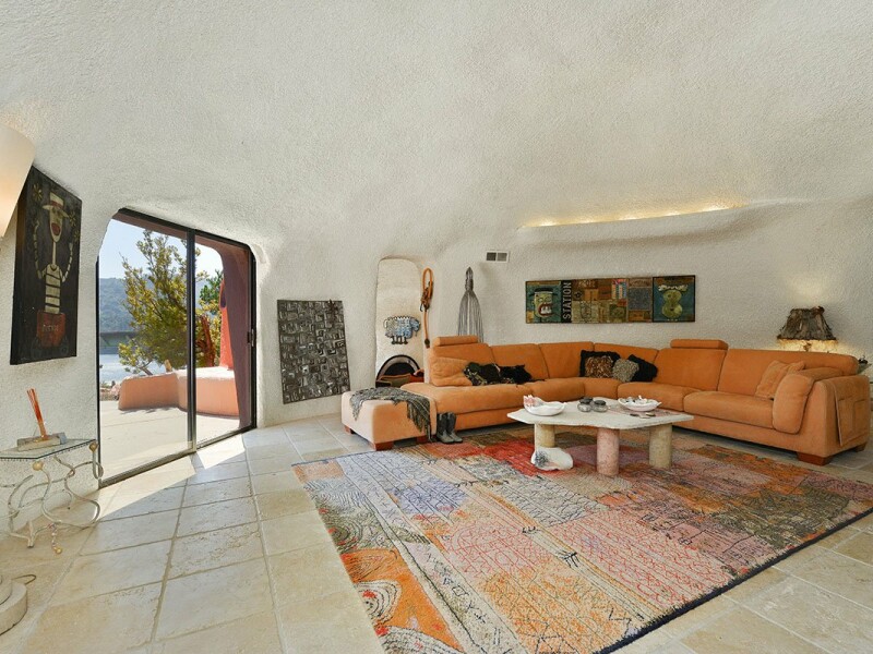 Vila familiei Flinstone a fost reconstruita in California, insa costa o avere! Pentru cati bani poate fi vanduta