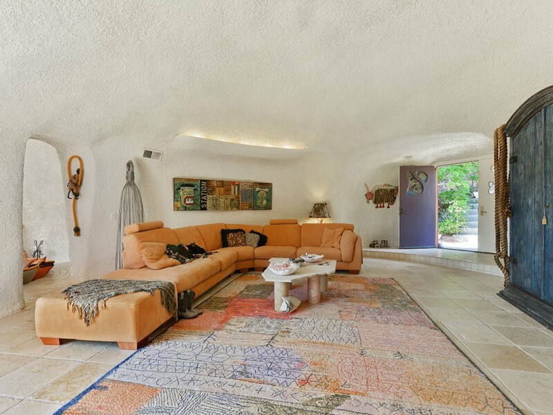 Vila familiei Flinstone a fost reconstruita in California, insa costa o avere! Pentru cati bani poate fi vanduta
