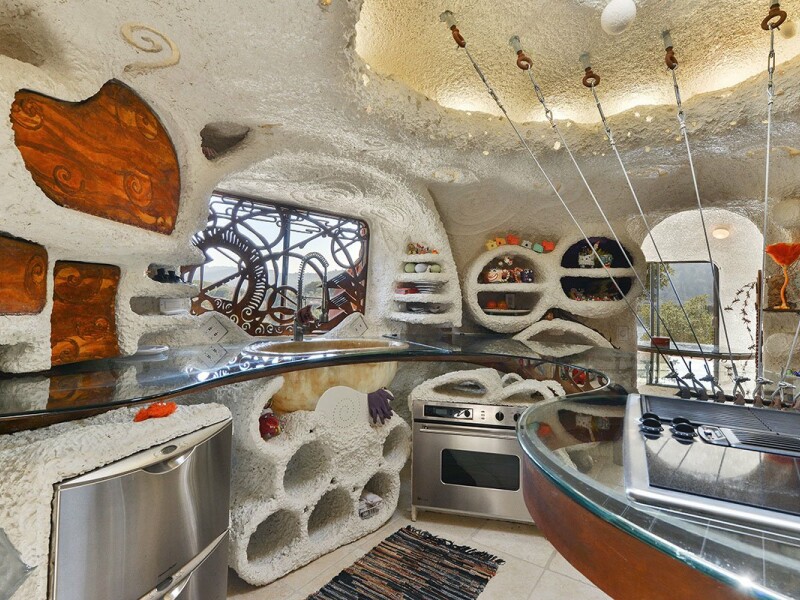 Vila familiei Flinstone a fost reconstruita in California, insa costa o avere! Pentru cati bani poate fi vanduta