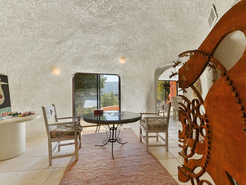 Vila familiei Flinstone a fost reconstruita in California, insa costa o avere! Pentru cati bani poate fi vanduta