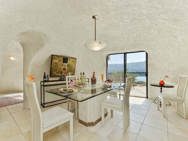 Vila familiei Flinstone a fost reconstruita in California, insa costa o avere! Pentru cati bani poate fi vanduta