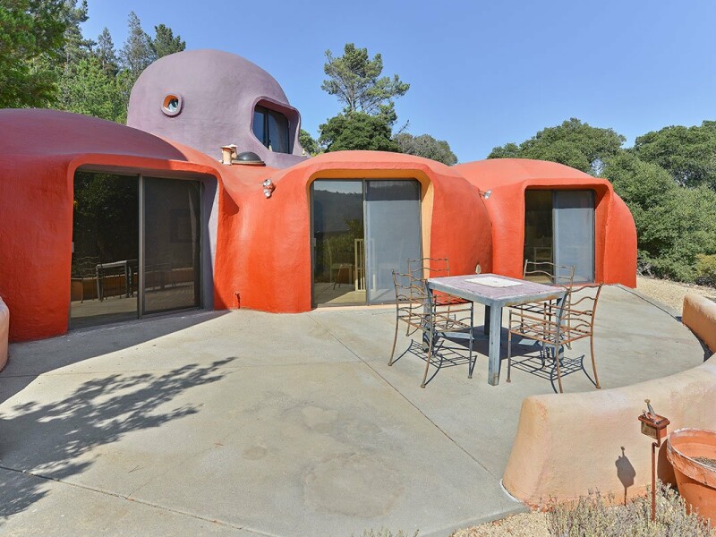 Vila familiei Flinstone a fost reconstruita in California, insa costa o avere! Pentru cati bani poate fi vanduta
