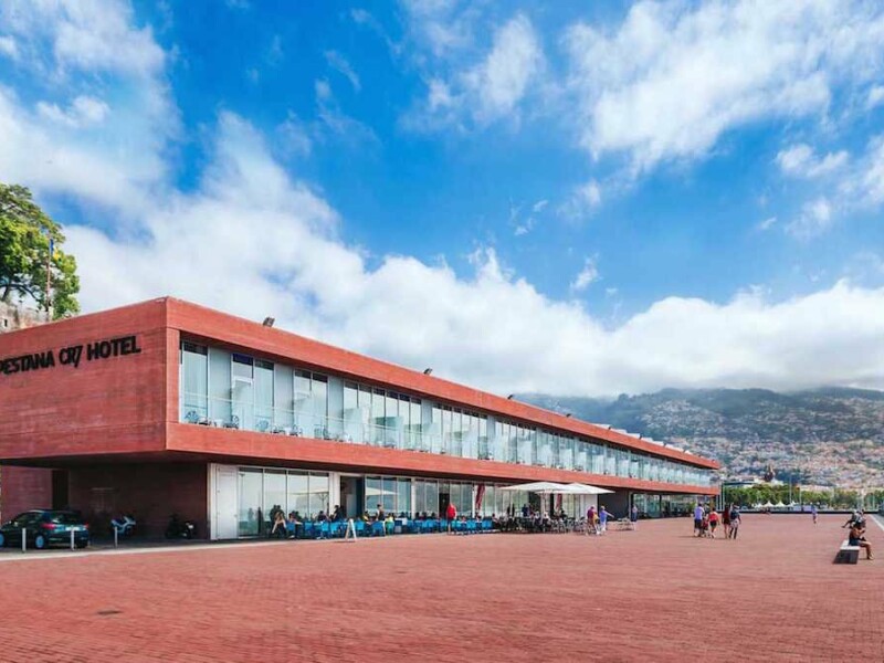 Cat te costa sa dormi o noapte in hotelul lui Cristiano Ronaldo. Starul Realului a deschis un complex superb in Madeira