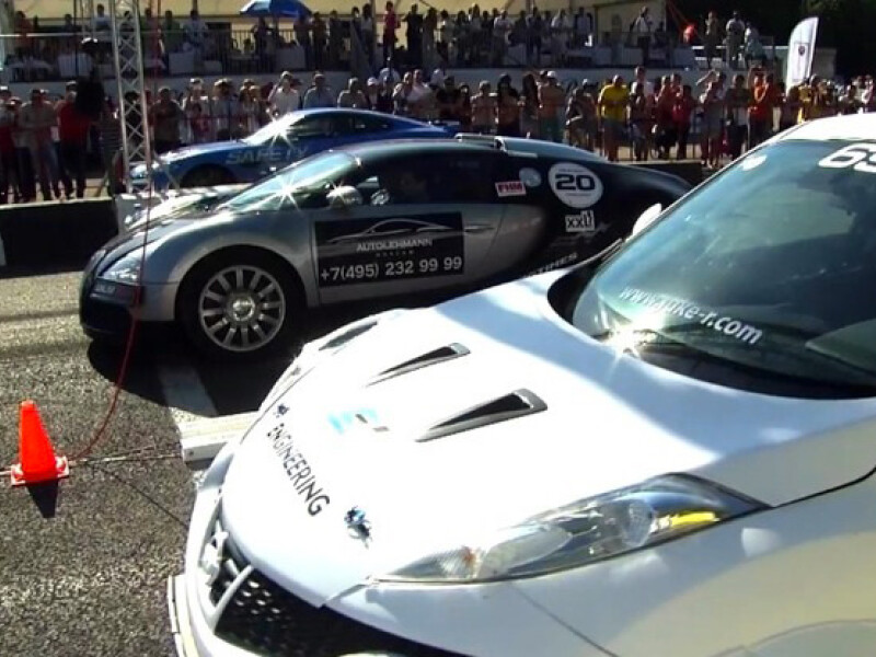 Nissan Juke-R vs Veyron