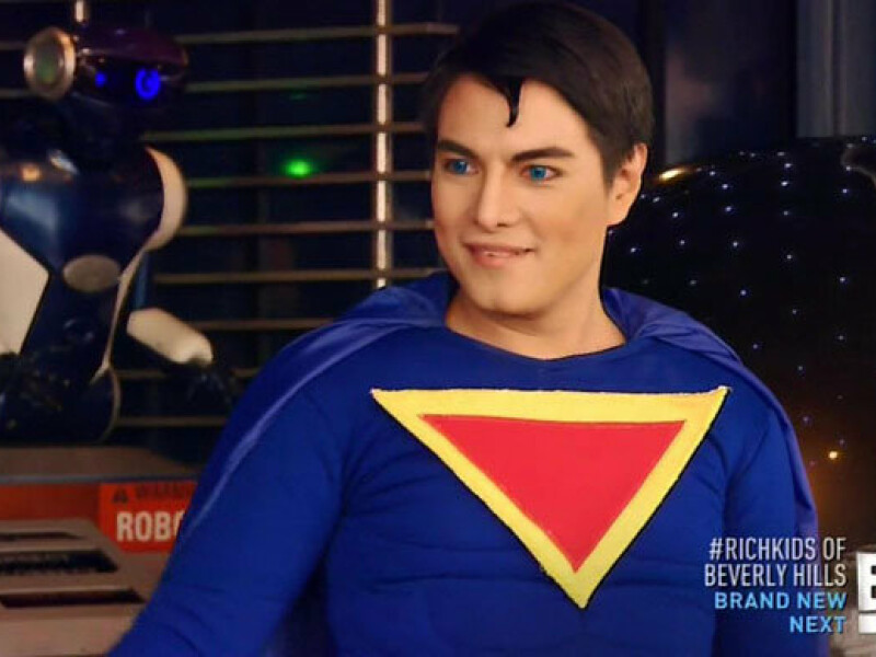 Si-a facut 23 de operatii ca sa arate ca Superman!