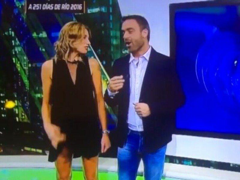 Accident in direct. Ce a patit o prezentatoare in timpul emisiunii, dupa ce si-a agatat rochia