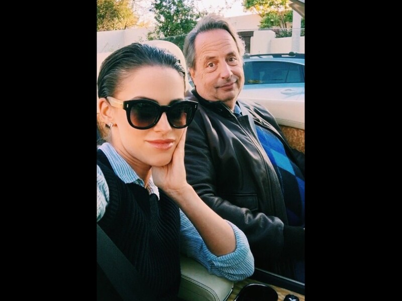Il mai tii minte pe simpaticul Jon Lovitz? Iubita lui este cu 31 de ani mai tanara si e celebra! Cum arata