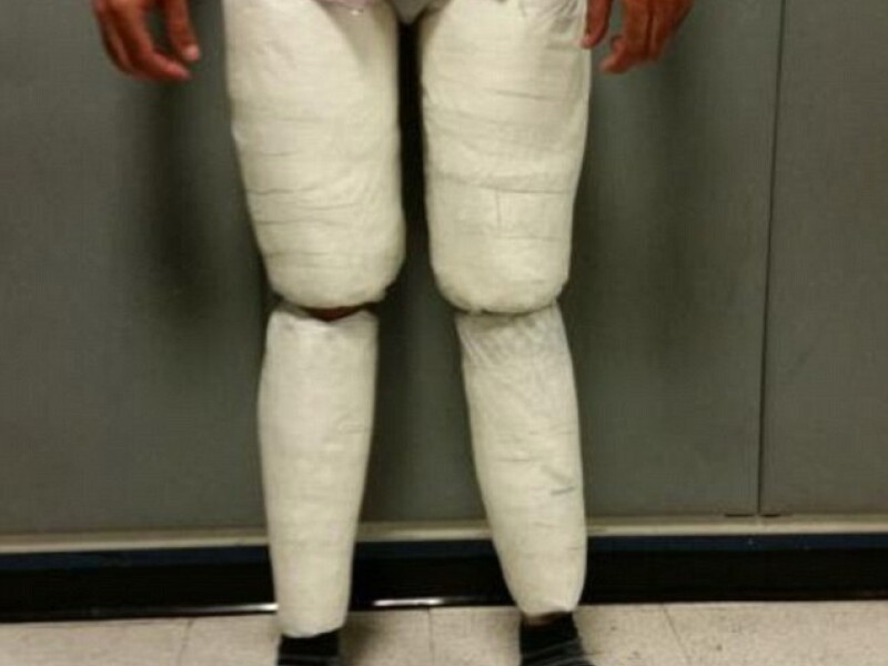 Ce au descoperit agentii de securitate ai aeroportului JFK din New York in pantalonii unui barbat. Valoarea se ridica la peste 200.000 euro