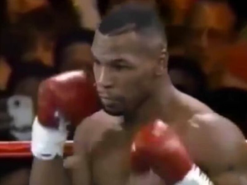 Clipul bizar care sugereaza ca un spectator a calatorit in timp! Ce s-a intamplat la un meci al lui Mike Tyson din 1995