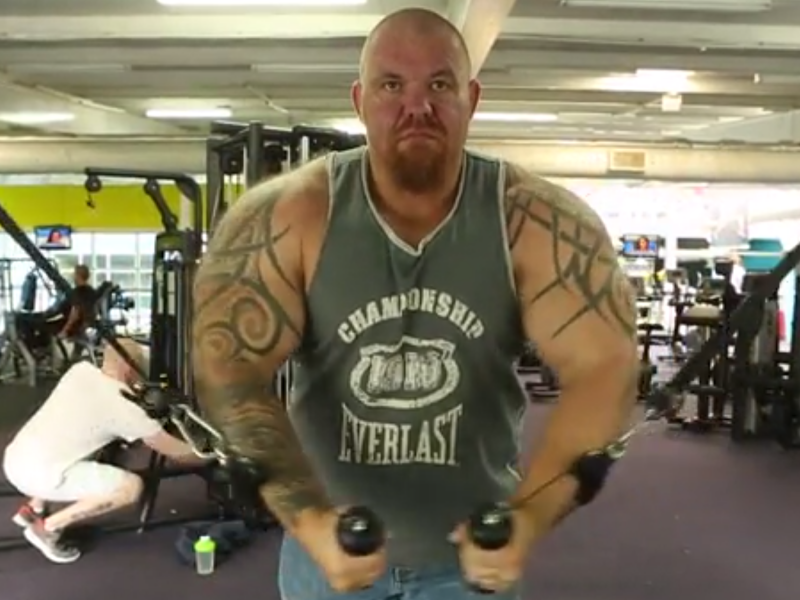 Omul cu cei mai mari bicepsi din Marea Britanie. Mananca 10.000 calorii pe zi si are o masa la fiecare 90 de minute